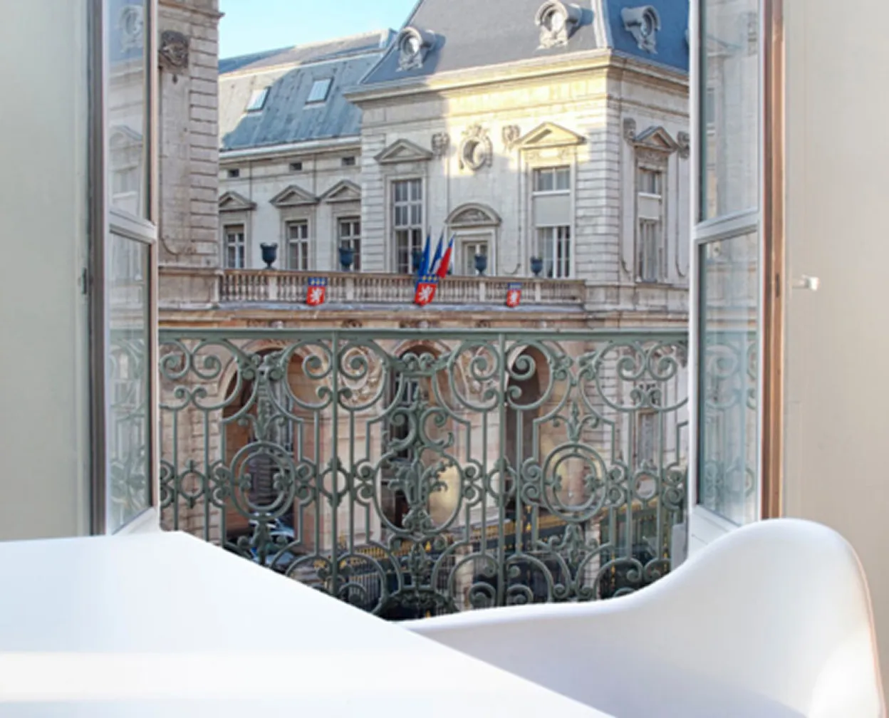 Vue sur l'Hôtel de Ville de Lyon depuis le bureau